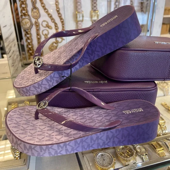 Michael Kors BEDFORD FLIP FLOP
PVC/OMBRE MK SIG
Platform Sandals 
Dark Purple - Picture 9 of 16